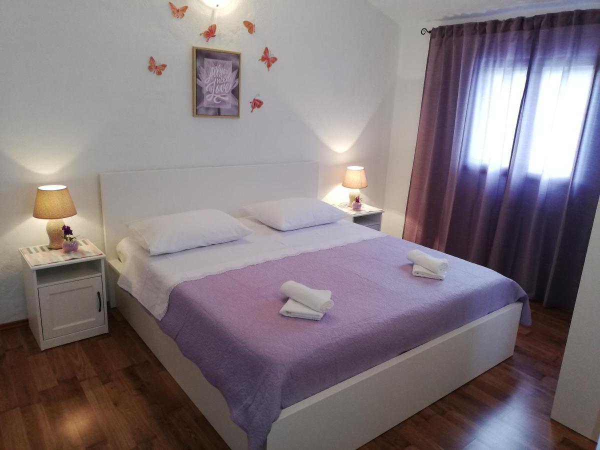 Apartment Pecarevic - A Holiday With A Stunning View Vis Dış mekan fotoğraf