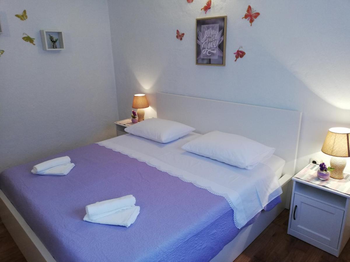 Apartment Pecarevic - A Holiday With A Stunning View Vis Dış mekan fotoğraf