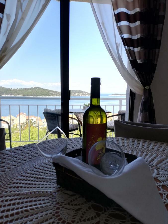 Apartment Pecarevic - A Holiday With A Stunning View Vis Dış mekan fotoğraf