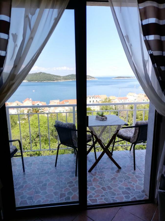 Apartment Pecarevic - A Holiday With A Stunning View Vis Dış mekan fotoğraf